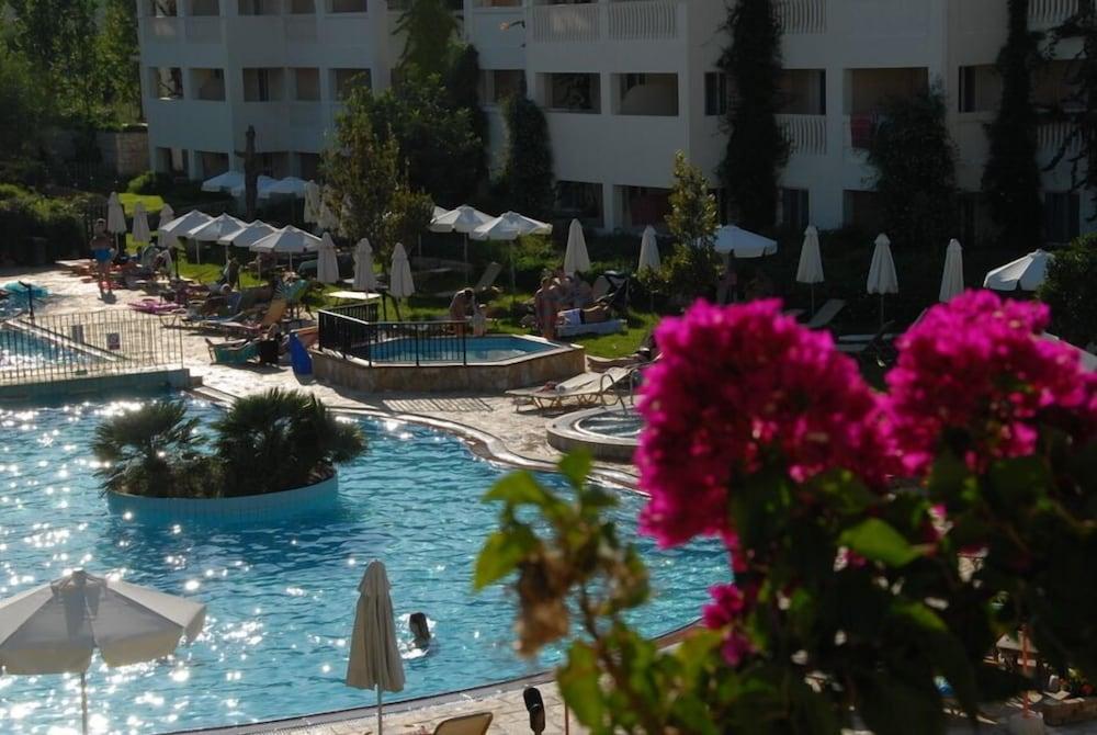 Bitzaro Grande Hotel & Suites Kalamákion Exterior foto